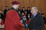 Cenu rektora za tvůrčí počin předává rektor prof. Václav Hampl prof. MUDr. Janu Borovanskému, CSc., z Ústavu biochemie a experimentální onkologie