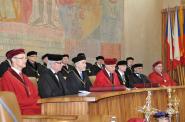 zleva: prorektor pro zahraniční styky a mobilitu prof. MUDr. Jan Škrha, DrSc., MBA, doktor h.c. prof. RNDr. Beloslav Riečan, DrSc. , promotor MFF UK doc. RNDr. Jindřich Bečvář, CSc., prorektor pro vnější vztahy doc. PhDr. Michal Šobr, CSc., promotor MFF UK prof. RNDr. Josef Málek, CSc., doktor h.c. prof. Kumbakonam R. Rajagopal, prorektor pro doktorské studium a akademické kvalifikace prof. PhDr. Ivan Jakubec, CSc.