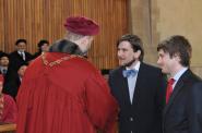 Letošními držiteli Ceny za prezentaci se stali Scott Keel (vpravo) a Petr Oliva (uprostřed). Studenti 5. ročníku 3. LF UK před dvěma lety zahájili akci Běžet s těmi, kteří sami nemohou.