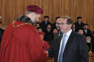 Cenu rektora za tvůrčí počin přebírá z rukou rektora prof. Václava Hampla doc. PhDr. Martin Kovář, Ph.D.
