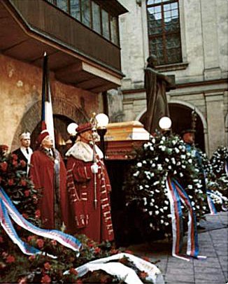 Jedna ze vzácných fotografií, které mohou lidé vidět na portálu www.janpalach.cz, pochází ze spisu StB, ve kterém se zachovaly unikátní barevné fotografie z pohřbu Jana Palacha. (Zdroj ABS)