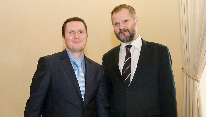 Doktor Martin Dekarli a rektor UK profesor Václav Hampl (zleva)