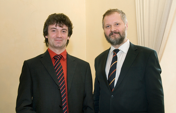 Profesor Jiří Tauchman a rektor UK profesor Václav Hampl (zleva)