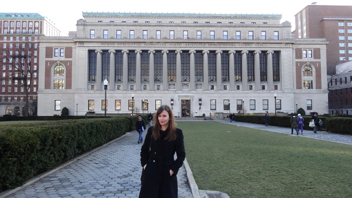 Iveta Hajdáková před univerzitní knihovnou v kampusu Columbia University
