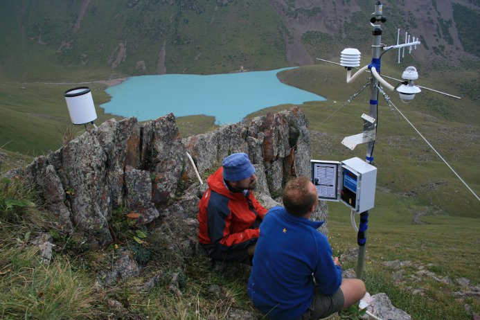 Parametrizace automatické meteostanice v Kyrgyzstánu (foto: Miroslav Šobr)