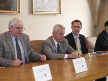Zleva: děkan 3. lékařské fakulty profesor Michal Anděl,  ministr zdravotnictví Leoš Heger a Pavel Hrobeň z Advance Institute
