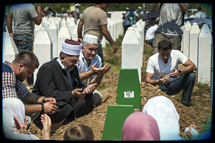 Motlitba, Pamětní hřbitov v Potočari, Bosna 2012.