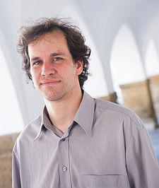 PhDr. Ing. Jiří Skuhrovec je doktorandem na katedře mikroekonomie a matematických metod IES FSV UK