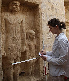 Hana Vymazalová při dokumentaci na vykopávkách v Abúsíru (foto M. Megahed)