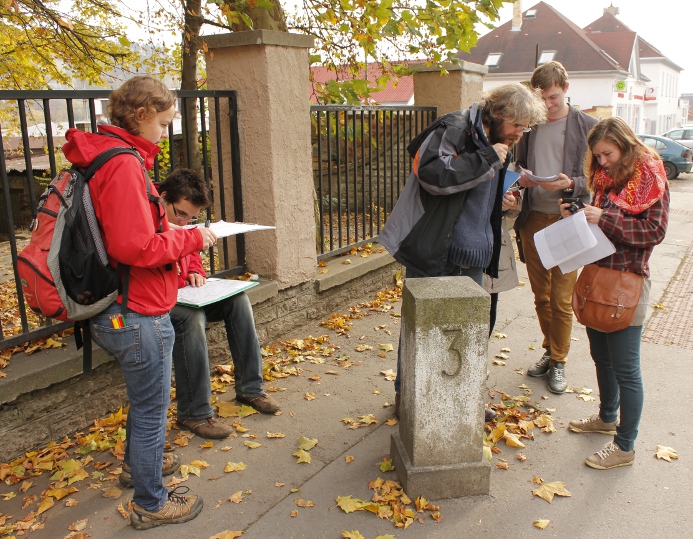 Studenti Fakulty architektury ČVUT při práci v terénu společně s docentem Michaelem Ryklem (foto: Ludmila Hůrková)