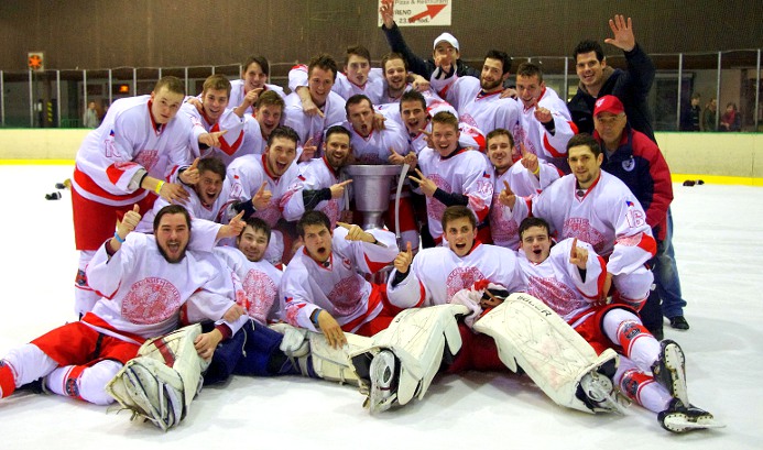 Výběr UK se raduje z vítězství prvního ročníku Evropské univerzitní hokejové ligy