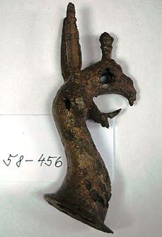Plastická ataše bronzového kotle v podobě hlavy gryfa, 7. stol. př. n. l.