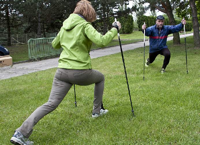 Jednou z aktivit, které jsou vhodné pro seniory, je nordic walking. Vyzkoušet si ho mohli i studenti a zaměstnanci UK na posledním Rektorském sportovním dnu.