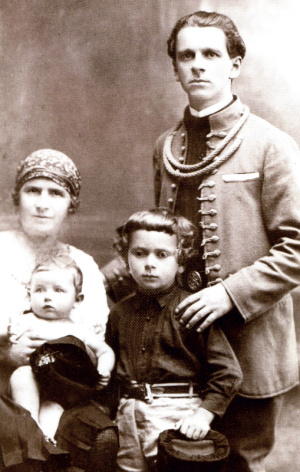 Na fotografi i s rodiči a bratrem v roce 1926, Vojmír vpravo