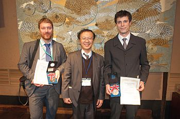 Dr. Burkhard Horstkotte, prezident ICFIA 2014 prof. Toshihiko Imato a dr. Petr Chocholouš s medailemi ocenění JAFIA Award for Young Researchers (zleva)