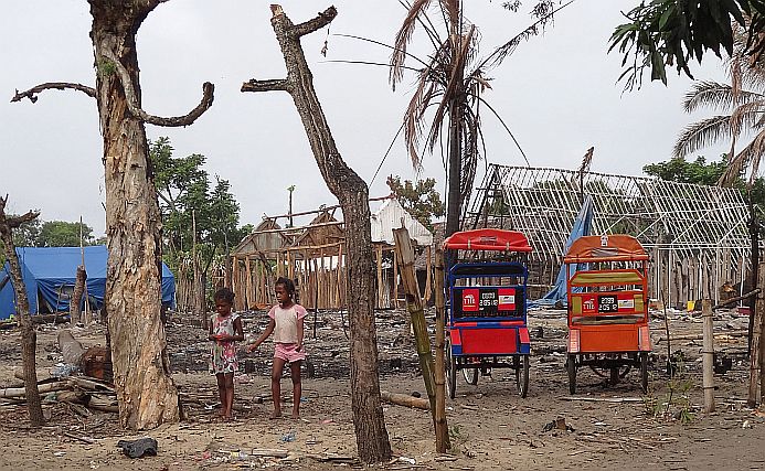 Děti v jedné z chudinských čtvrtí východomadagaskarského přístavního města Tamatave. Marek Halbich tento snímek pořídil jen několik dní předtím, než tam došlo k ničivému požáru, který během pár hodin připravil desítky rodin o jejich chatrné přístřešky. 