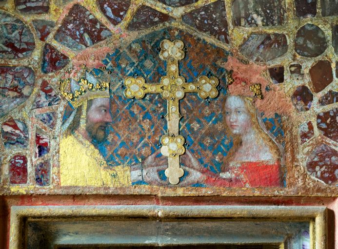 V elektronické databázi si zájemci mohou prohlédnout například i fresku, na které je vyobrazen císař Karel IV. pravděpodobně se svou třetí manželkou Annou Svídnickou. Za originálem se zájemci musejí vypravit na hrad Karlštejn.