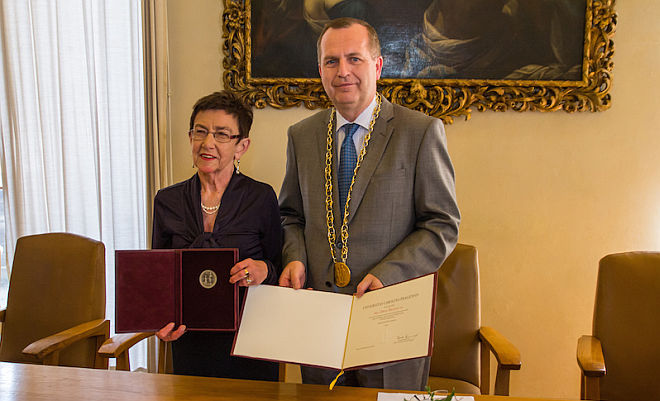 Stříbrnou pamětní medaili Univerzity Karlovy předal Jiřině Šiklové Tomáš Zima, rektor Univerzity Karlovy