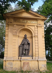 V zahradě neušla pozornosti výrazná socha Karla IV. od Josefa Maxe
