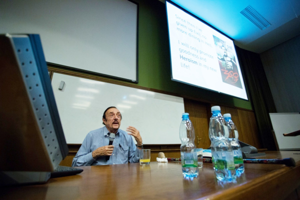 Profesor Philip Zimbardo přednáší v Aule Pedagogické fakulty.