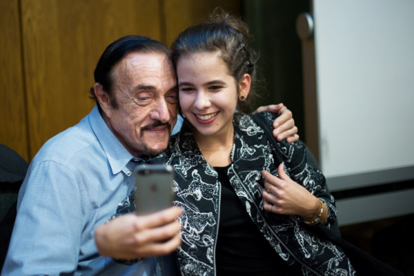 Profesor Philip Zimbardo ochotně pózoval pro selfie studentů. 