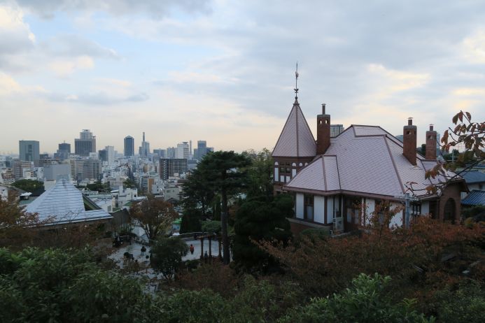 Jedna z oblíbených fotografií Alexandry Liché. Snímek zachycuje staré vily, které v Kóbe zůstaly po německých obchodnících, v kontrastu s novými věžáky​