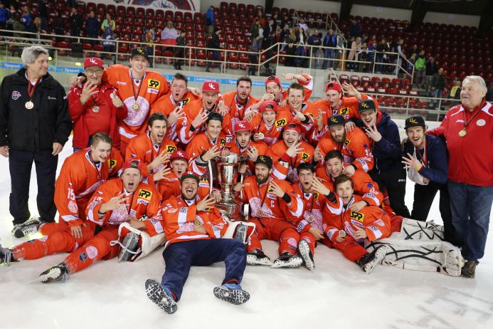 Hokejový výběr UK se raduje z vítězství v Evropské univerzitní hokejové lize už počtvrté