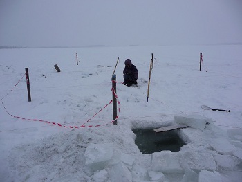 Vědci odebrali vzorky sedimentu ze dna jezera