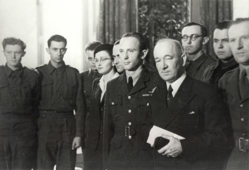 Fotografie z listopadu 1941, na které jsou členové obnoveného Ústředního svazu československého studentstva s prezidentem Edvardem Benešem. Zleva to jsou: Lubor Zink, Jiří Bleier, Ivo Ingr, Květa Prášilová-Bihellerová, Pavel Kavan, Pavel Svoboda, prezident Edvard Beneš, Václav Straka, Bohuslav Šulc a Václav Paleček.