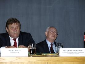 Zleva místopředseda České advokátní komory JUDr. Petr Poledník, a předseda pracovní skupiny pro právo a bezpečnostní obory Akreditační komise ČR prof. JUDr. Milan Bakeš, DrSc.