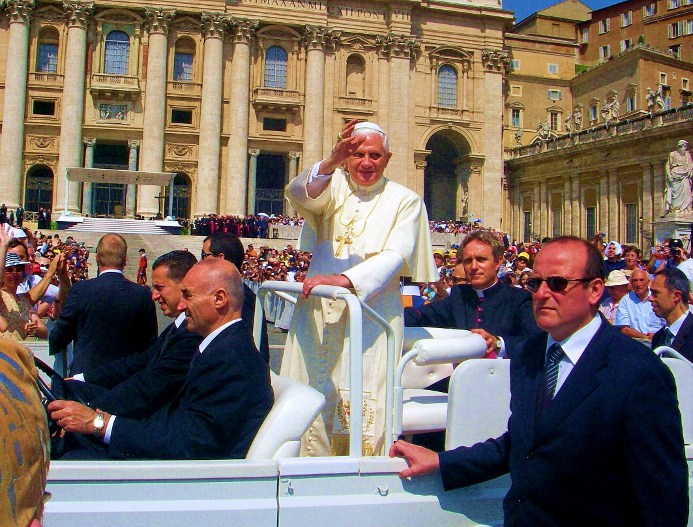 Papež Benedikt XVI. na Svatopetrském náměstí