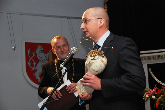MUDr. Marian Kacerovský přebírá 27. března 2013 výroční cenu města Hradec Králové