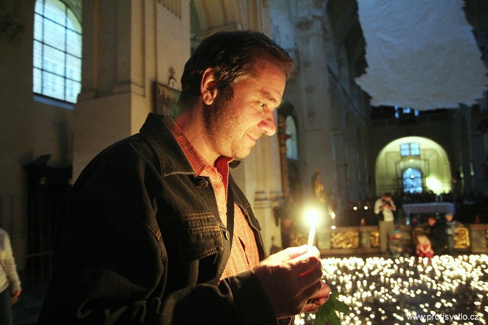 Při loňské Noci kostelů rozsvítily Nejsvětějšího Salvátora tisíce svící