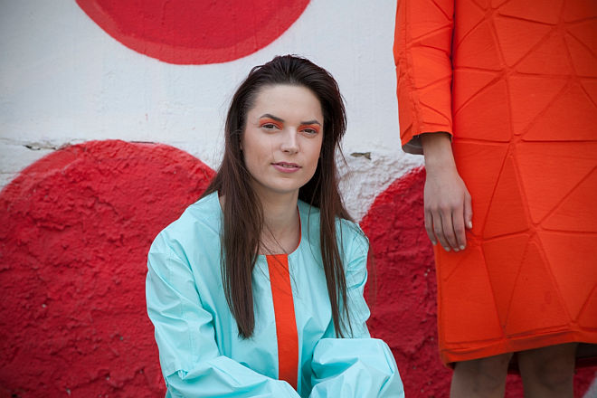 Svůj model prezentuje mladá návrhářka Kristýna Nováková