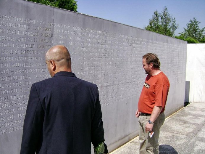 Mrtví a živí: veteráni hledají jména svých padlých spolubojovníků na zdech nedokončeného vojenského památníku v Tuzle