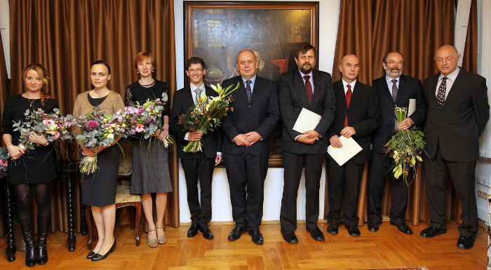 Ministr školství, mládeže a tělovýchovy Dalibor Štys (uprostřed) s laureáty Cen ministra školství