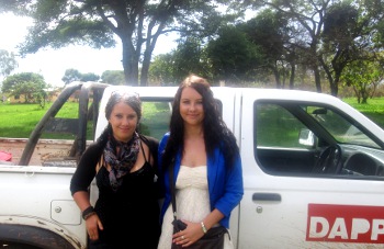 Z tříměsíčního pobytu v Zambii si Lucie Poprocká a Markéta Veselá (zleva) odvezly nezapomenutelné zážitky a řadu přínosných zkušeností