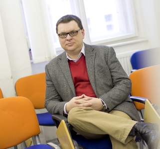 PhDr. Petr Hlaváček, Ph.D., založil v roce 2008 Collegium Europaeum, společný badatelský projekt Filozofické fakulty UK a Filosofického ústavu AV ČR, který vede jako koordinátor