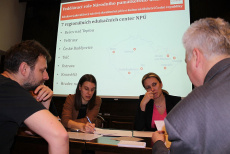Moderátoři diskusních kulatých stolů připravují závěrečné shrnutí. Zleva: Libor Karásek, Hana Havlůjová, Martina Veselá, Václav Liška 