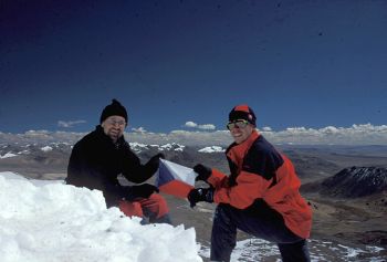Bohumír Janský s kolegou Juliem Česákem na nejvyšším vrcholu pramenné oblasti Amazonky Nevado Mismi (5628 m n. m.)