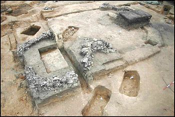 Odkryté hroby umístěné uvnitř někdejšího kostela