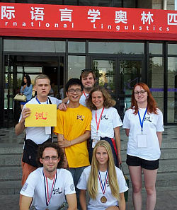 Skupina českých studentů v Pekingu (Vojtěch Diatka stojí nejvýše)
