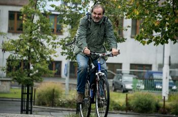 Trocha deště prorektora UK prof. Jana Royta od jízdy na kole neodradí