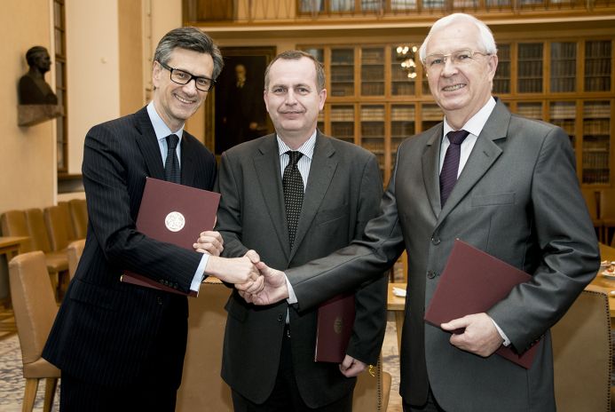 Smlouvu podepsali velvyslanec Francie Jean-Pierre Asvazadourian, rektor UK Tomáš Zima a předseda Akademie věd ČR Jiří Drahoš (zleva)
