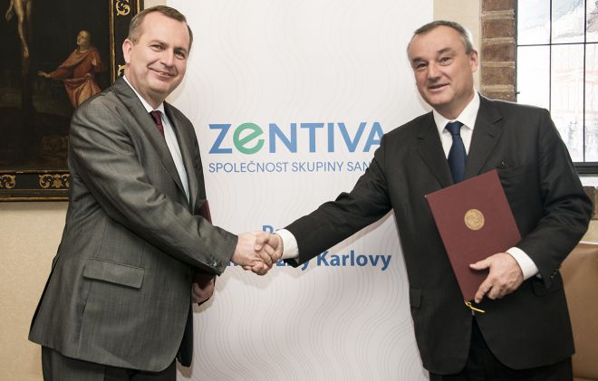 Rektor Univerzity Karlovy Tomáš Zima (vlevo) a generální ředitel společnosti Zentiva Ivo Žídek podepsali memorandum stvrzující partnerství, vzájemnou podporu a spolupráci mezi oběma institucemi