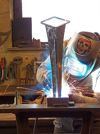 Martin Bundil vytvořil pro Fotbalovou bitvu zcela unikátní pohár z černé oceli (foto: unicup.org)