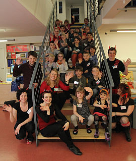 Noci na FF UK se letos zúčastnilo 19 dětí, 9 čertovských knihovníků, 1 fotograf a jedna stipendistka