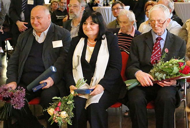 Ocenění převzali (zleva): Gocha Tsetskhladze, Lidia Domaradzka a Jan Bouzek