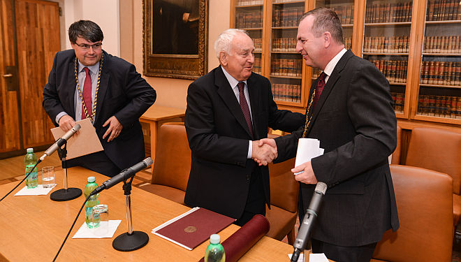 Gratulantovi popřáli k jeho životnímu výročí současný rektor Univerzity Karlovy prof. MUDr. Tomáš Zima, DrSc., a řada dalších hostů