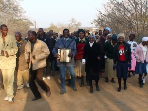 Samuel vede procesí při rodinné slavnosti odhalování pomníků zemřelých, která je vedena částečně jako bohoslužba Zion Christian Church, Lefiswane, provincie Mpumalanga, 2009 (foto: archiv Víta Zdrálka)